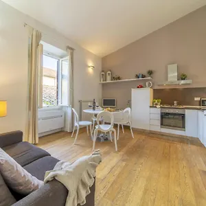 Bright Santa Croce Apartment